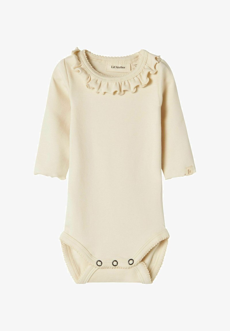 Crème kleurige lange mouwen baby rompertje met gerimpelde kraag en drukknopen onderaan voor gemakkelijk verschonen.