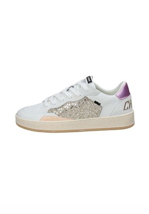 Sneaker bianchi con un pannello laterale glitterato oro, accento sul tallone di un rosa chiaro e una suola testurizzata. Presentano lacci piatti e un design a punta arrotondata.