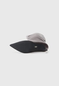 Bottine à bout pointu avec un dessus en cuir brun foncé embossé, motif texturé et une semelle en caoutchouc noir avec un accent logo.