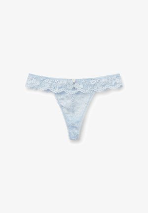 Světle modrý krajkový tanga s květinovými vzory, vlnitými okraji a drobným knoflíkovým detailem v pase. Měkká textura a průhledný design.