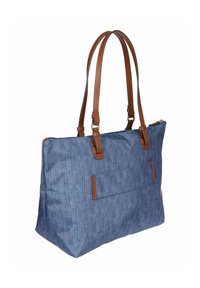 Borsa tote in denim con manici in pelle marrone, chiusura a zip superiore, ampio scomparto principale, tasca frontale e un sottile motivo testurizzato.
