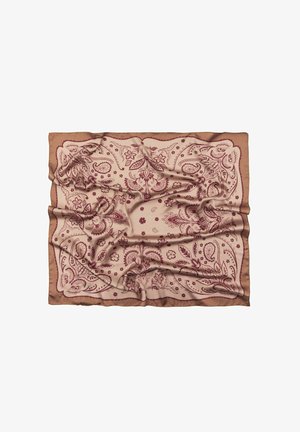 Jedwabny szal z brązowymi wzorami paisley i kwiatowymi na beżowym tle, lekko pomarszczony, z gładką brązową ramką.
