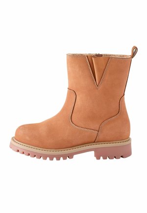 Bruna mockaskinnsankelboot med rund tå, V-formad skärning och en kontrasterande rosa gummisula med ett ruggat mönster.