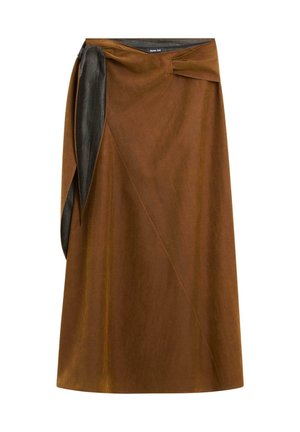 Jupe portefeuille marron mi-longue avec doublure intérieure noire asymétrique et détail noué à la taille.