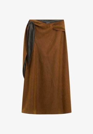 Bruine wikkelrok van mid-lengte met asymmetrische zwarte voering en een strikdetail in de taille.