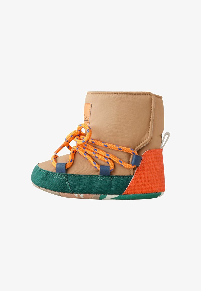 Tanschoenen met een oranje en blauwe veters, groene en oranje accenten, gestructureerde patronen en een gevoerde kraag. De buitenzool heeft een patroonontwerp.