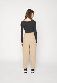 Nike Sportswear PHOENIX W NSW STYLE FLC HR PANT CURVE - Calças de fato de treino - beige