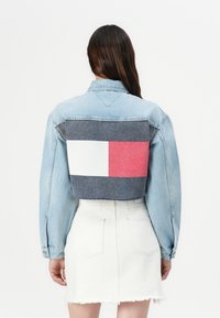 Tommy Jeans Džinsa auduma jaka - denim mid light blue