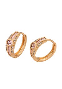 Guld øreringe med rosa og klare ædelstene, der har en central rund rosa sten og rækker af mindre rektangulære og runde sten.