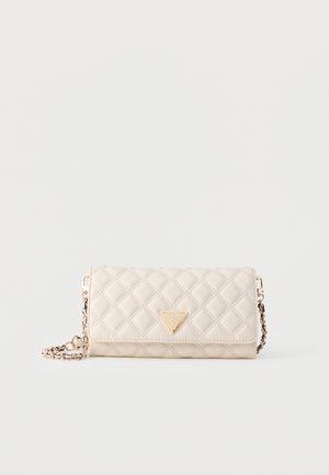 Μπεζ τσαντάκι χειρός από δέρμα με επένδυση καπιτονέ, με χρυσή πλακέτα λογότυπου σε σχήμα τρίγωνου και χρυσή αλυσίδα, σε λευκό φόντο.