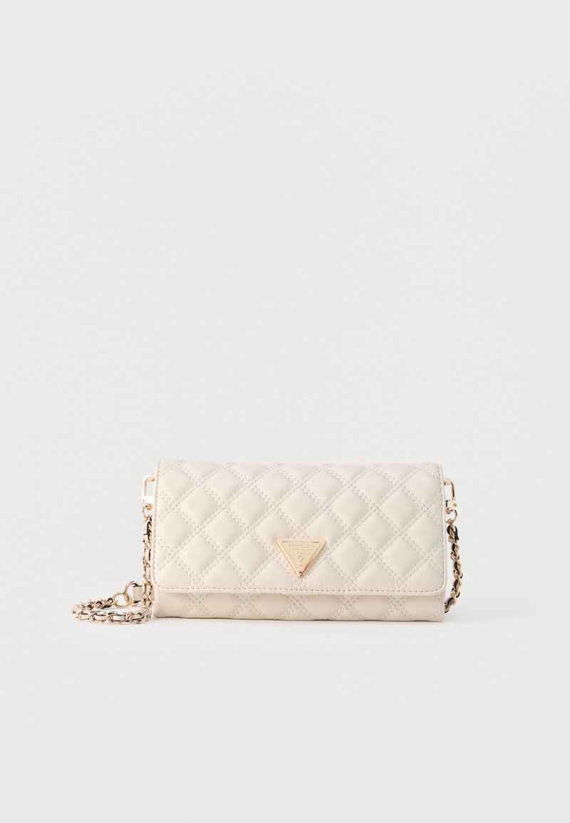 Μπεζ τσαντάκι χειρός από δέρμα με επένδυση καπιτονέ, με χρυσή πλακέτα λογότυπου σε σχήμα τρίγωνου και χρυσή αλυσίδα, σε λευκό φόντο.