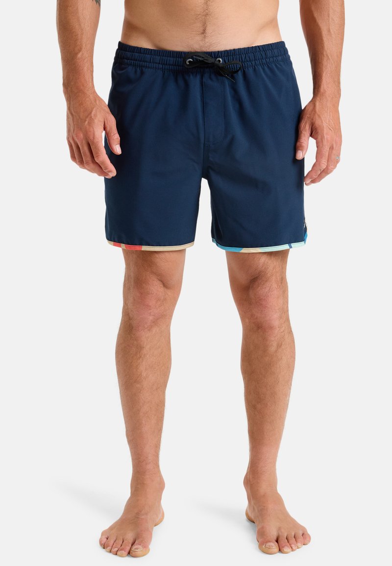 Bañador navy fabricado con material de secado rápido, con cintura ajustable mediante cordón y detalles multicolores en el dobladillo.