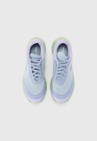 Sneakers leggeri in mesh blu con accenti lilla, suola in gomma verde e motivi testurizzati. Presentano un design con lacci e una soletta imbottita.