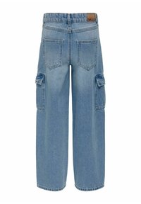 Pantalones cargo de denim azul claro con un diseño de pierna ancha, dos bolsillos laterales de carga y una cinturilla clásica con bolsillos traseros.