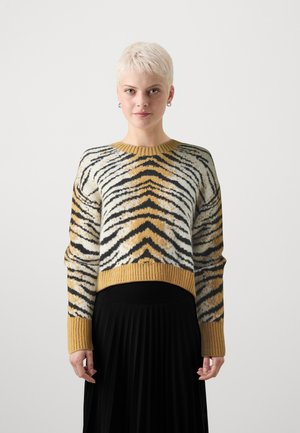 Sweter dzianinowy z wzorem w tygrysie paski w kolorach czarnym, pomarańczowym i kremowym, z prążkowanym dołem i mankietami w złotym odcieniu żółtym.