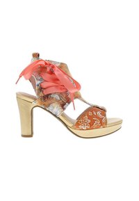 Sandale à talons hauts en matériaux variés, avec un talon doré, des sections florales et à motifs en orange, et des lacets en ruban corail.