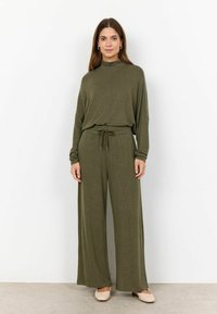 Ensemble deux pièces vert olive composé d'un haut ample à manches longues avec un col montant et d'un pantalon à jambe large avec un cordon de serrage à la taille.