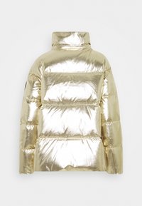 Zlatá metalická péřová bunda s vysokým límcem, s vodorovným prošíváním a hladkou, lesklou texturou. Černý akcent na boku.