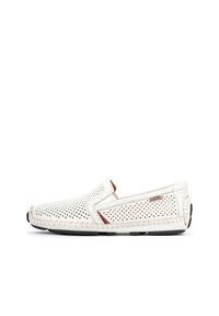 Hvide slip-on sko med perforeret læder, der har kontrasterende syninger, en tekstureret gummisål og et lille logoaccent på siden.