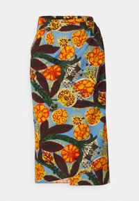 Sukně s květinovým vzorem, která má modré pozadí s živými oranžovými a žlutými květinami, zelenými listy a černými akcenty. Bavlněný materiál.