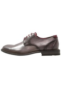 Scarpa da formal in pelle di colore grigio scuro con una finitura liscia, dettagli bordeaux, design con lacci e suola testurizzata per una presa migliore.