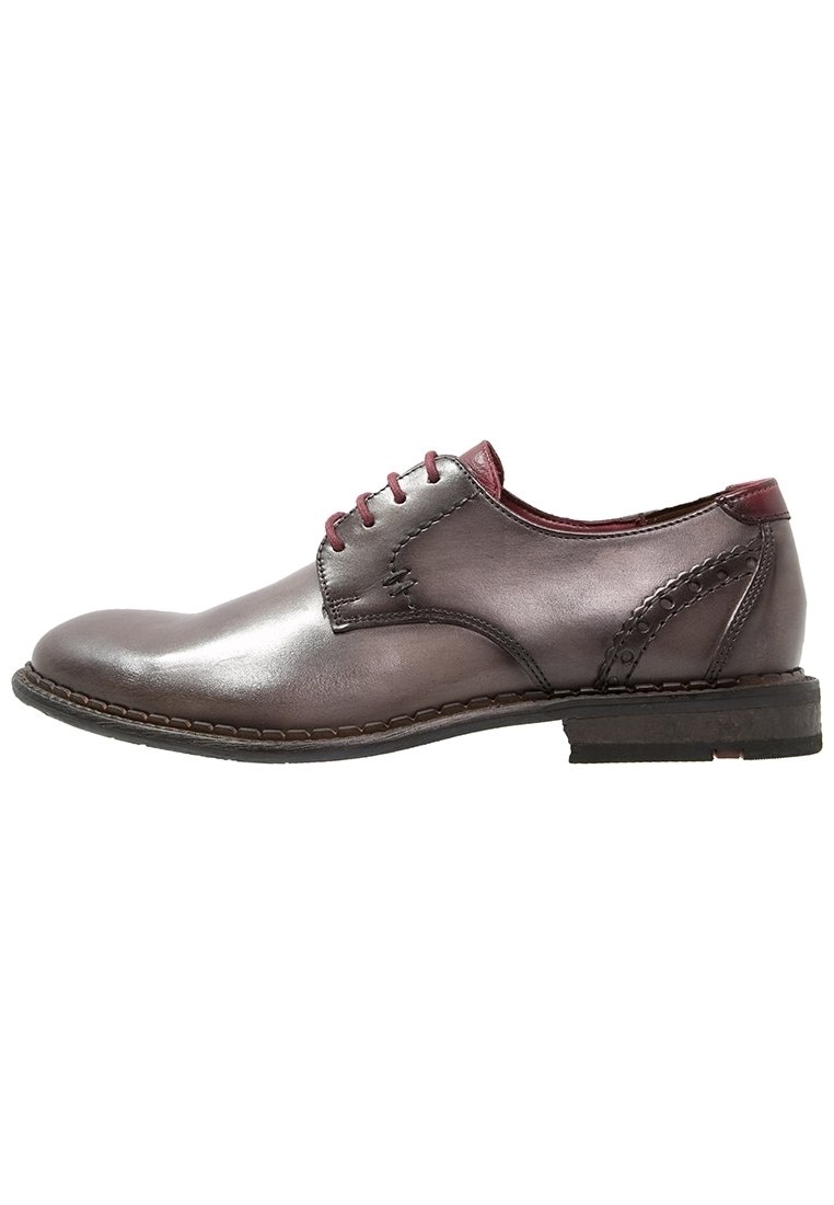 Scarpa da formal in pelle di colore grigio scuro con una finitura liscia, dettagli bordeaux, design con lacci e suola testurizzata per una presa migliore.