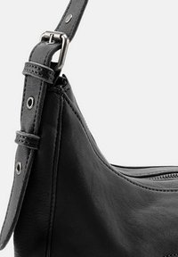 Borsa a tracolla in pelle nera con forma curvata, caratterizzata da una texture liscia, tracolla regolabile e dettagli in metallo.