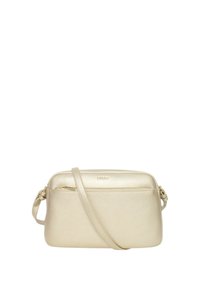 Borsa a tracolla in metallo dorato con forma rettangolare, superficie texturizzata, tasca con zip e tracolla regolabile. Presenta un logo sul davanti.