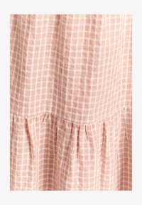 Odabrano, clay gingham