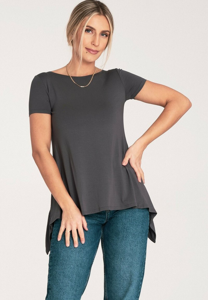 Szary t-shirt z krótkim rękawem, okrągłym dekoltem, zaokrąglonym dołem i luźnym krojem, zestawiony z niebieskimi dżinsami z wysokim stanem. Gładka faktura, casualowy design.