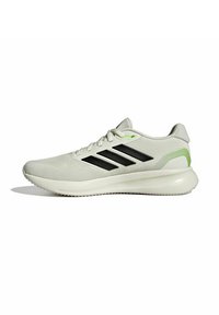 Zapatilla de running para hombre con parte superior de malla gris clara, diseño de tres franjas negras, detalles en verde y suela blanca texturizada.
