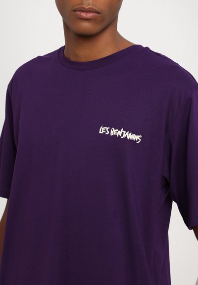 Les Benjamins SHORT SLEEVE TEE UNISEX - Print T-shirt - deep purple