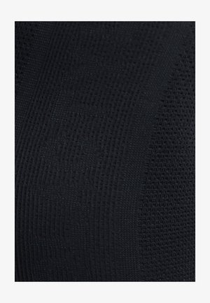 Tejido negro texturizado con una vista en primer plano que muestra una mezcla de patrones y entrelazados, creando una apariencia en capas y profundidad.