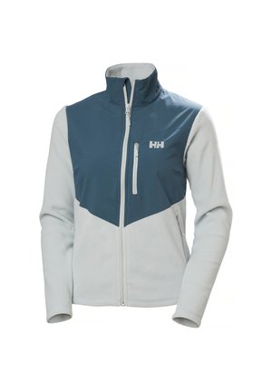 Chaqueta de forro polar en gris claro con yugo y panel de pecho en azul marino. Presenta un cuello alto, cremallera frontal y un pequeño bolsillo con cremallera en el pecho.