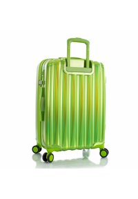 Valigia rigida verde con righe verticali, dotata di manico retrattile, quattro ruote girevoli e una superficie liscia e lucida.