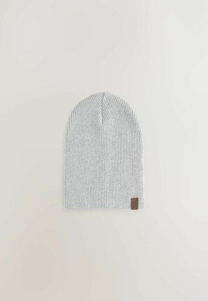 Hellgraue gerippte Strickmütze mit einem umgeschlagenen Saum und einem kleinen braunen Lederlabel, das eine subtile Textur aufweist.