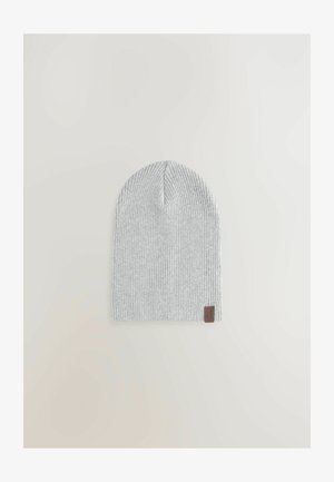 Beanie tricotat ribbed de culoare gri deschis, cu tiv pliat și o etichetă mică din piele maro atașată, având o textură subtilă.