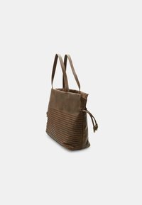 Borsa tote in pelle marrone con un design testurizzato e rigato nella parte inferiore. Presenta due robuste maniglie e un dettaglio di chiusura con cordoncino.