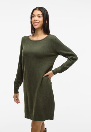 Robe en tricot verte avec des manches longues, un col rond et des poignets et un ourlet côtelés. Le tissu semble doux et texturé. Aucun motif visible.