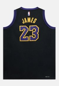 Czarny koszulkowy strój do koszykówki z fioletowymi akcentami. Z tyłu znajduje się napis "JAMES" i numer "23" w żółtym kolorze, a na dekolcie logo NBA. Metka DRI-FIT.