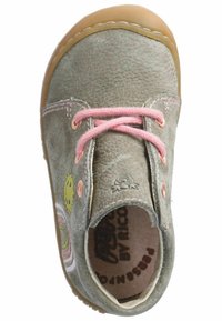 Zielone skórzane buty z różowymi sznurówkami, okrągłym noskiem, brązową gumową podeszwą i dekoracyjnymi akcentami z kolorowymi wzorami po bokach.