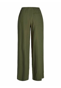 Pantalons larges en vert olive, dotés d'une taille élastique et d'une poche arrière unique, fabriqués dans un tissu léger et texturé.
