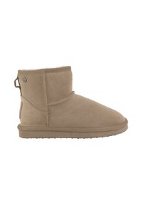 Stivaletti alla caviglia in suede color beige con una morbida fodera interna, punta rotonda e suola piatta in gomma. Presentano un pratico pull tab sul retro per facilitarne l'indossamento.