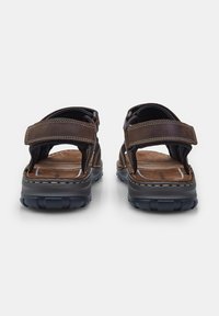 Bruna sandaler med en texturerad läderöverdel, justerbara remmar och vadderad sula. Tjock gummisula med greppmönster för bättre fäste.