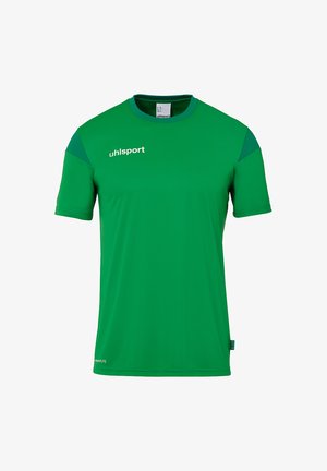 Grøn kortærmet trøje lavet af let materiale. Har mørkere grønne accenter på skuldrene og hvid branding på brystet.