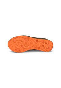 Gumeni potplat s narančastim, valovitim uzorkom; tamnozelena gornja površina s teksturiranim materijalom; čist, minimalistički dizajn bez vidljivog brendiranja.