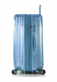 Hartschalentrolley in metallic Hellblau mit vertikalen Rillen, Doppelreißverschlüssen, Kombinationsschloss und 360-Grad-Rädern für einfache Mobilität.