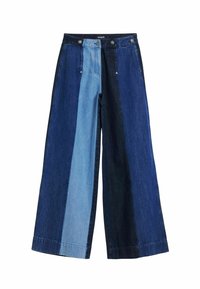 Džíny širokého střihu s patchworkovým designem v různých odstínech modré denimu, s knoflíkovým pasem a viditelnými švy.