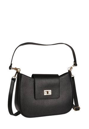 Sac à épaule en cuir noir texturé avec rabat et fermeture à bouton tournant doré, avec sangles réglables et amovibles.