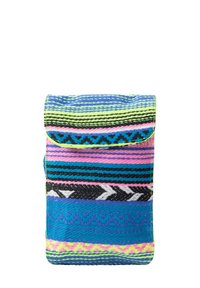 Zaino in tessuto intrecciato con strisce multicolori in rosa, blu, verde, nero e bianco, dotato di chiusura a pattina e motivi geometrici.